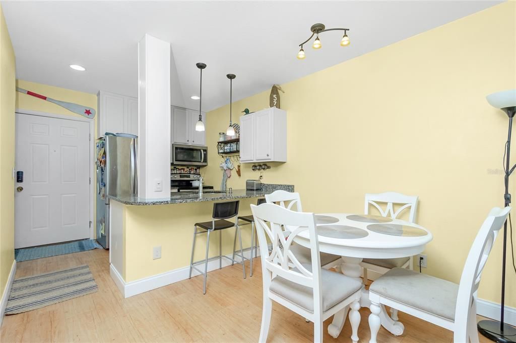 For Sale: $365,000 (2 beds, 2 baths, 754 Square Feet)