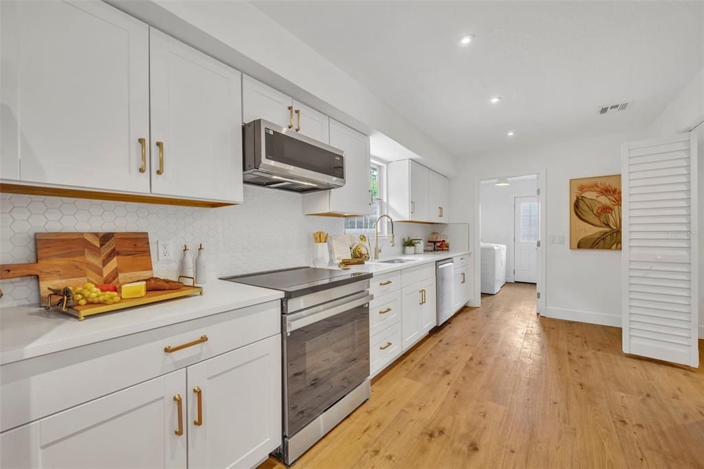 White hexagon backsplash on the quartz cabinet compliment each other amazingly.