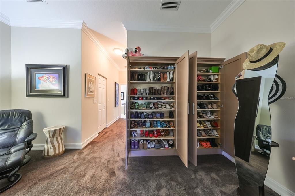 Built-in shoe closets