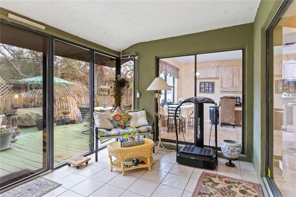 Breakfast area opens to lanai