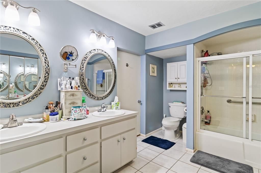 Master bath with dual sinks