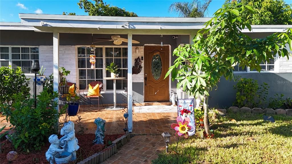 Recently Sold: $385,000 (2 beds, 1 baths, 883 Square Feet)