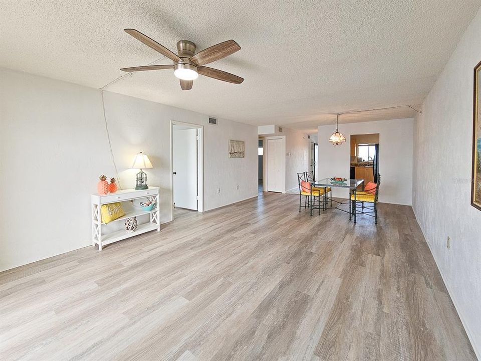 For Sale: $279,000 (2 beds, 2 baths, 1229 Square Feet)