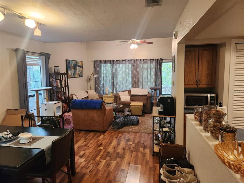 For Sale: $164,900 (2 beds, 2 baths, 1106 Square Feet)