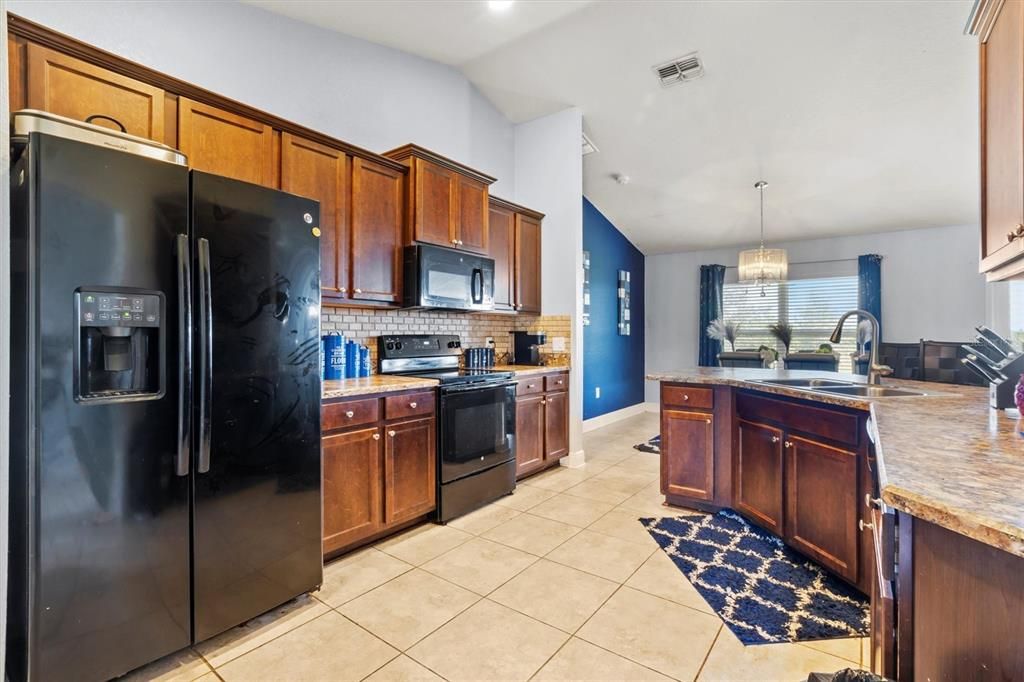 For Sale: $335,000 (4 beds, 2 baths, 1733 Square Feet)