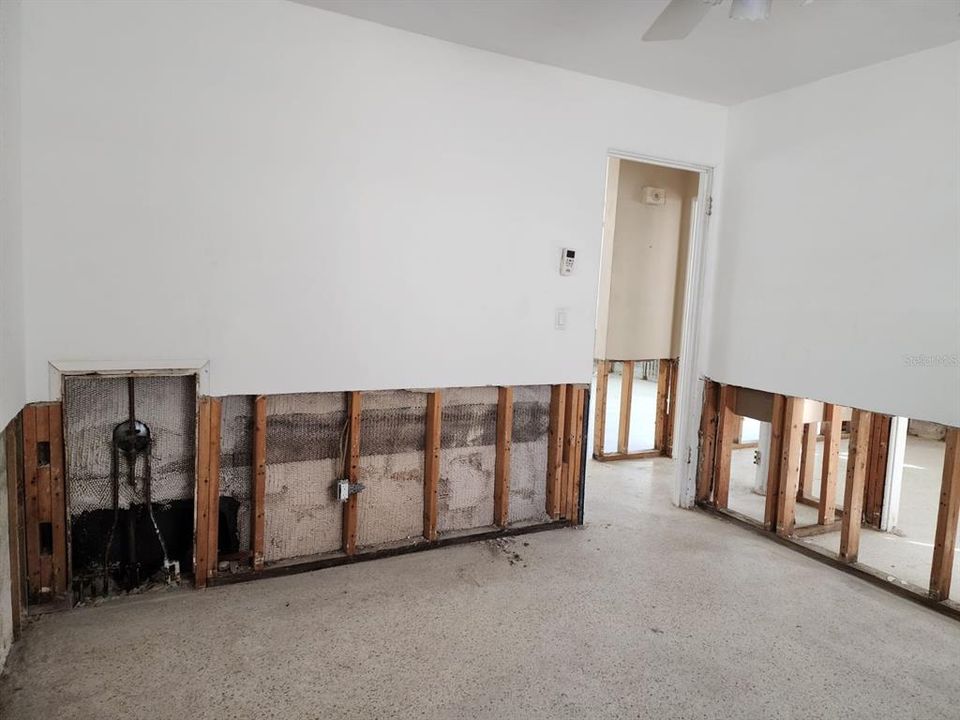 For Sale: $295,000 (2 beds, 1 baths, 1185 Square Feet)