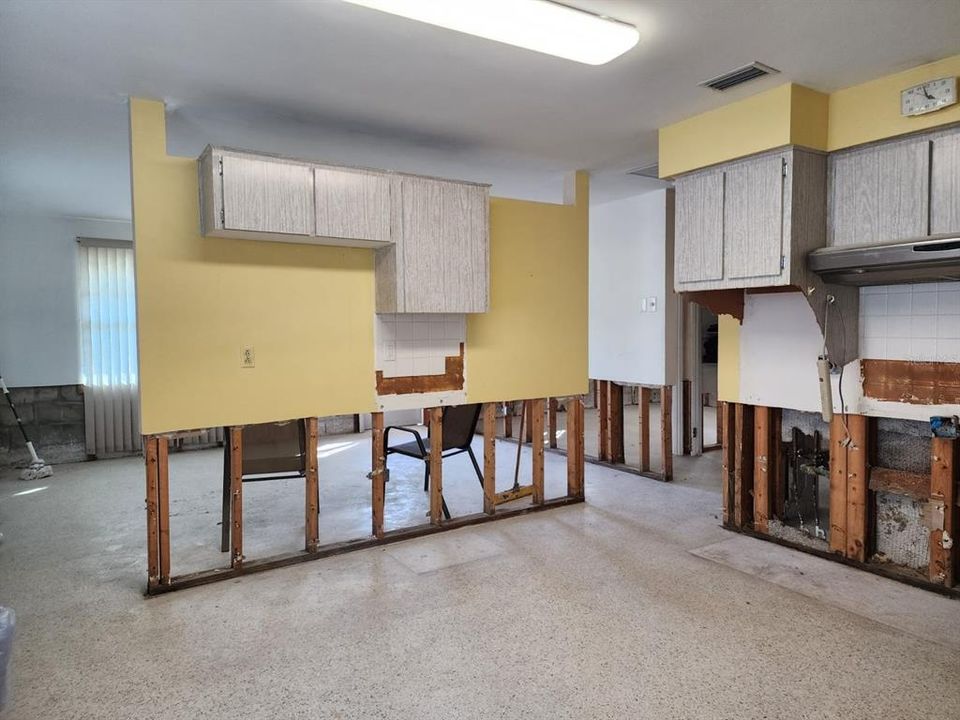 For Sale: $295,000 (2 beds, 1 baths, 1185 Square Feet)