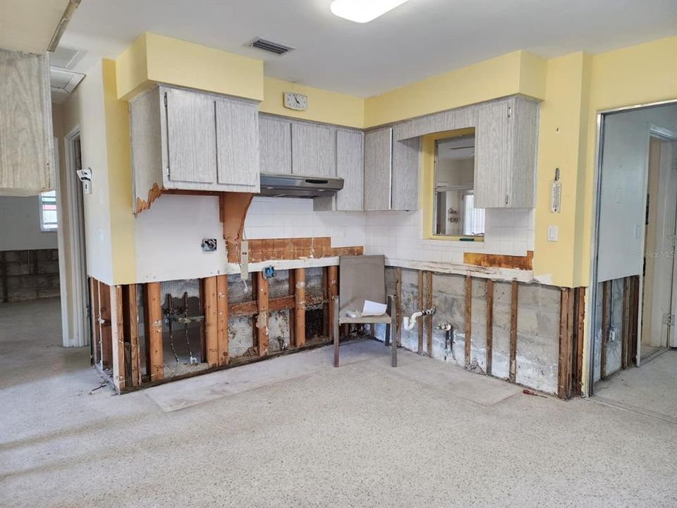 For Sale: $295,000 (2 beds, 1 baths, 1185 Square Feet)