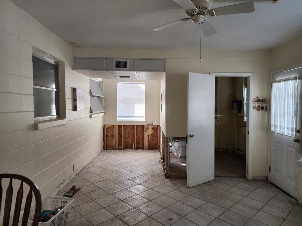 For Sale: $295,000 (2 beds, 1 baths, 1185 Square Feet)