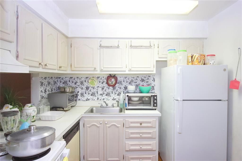 For Sale: $100,000 (2 beds, 1 baths, 832 Square Feet)