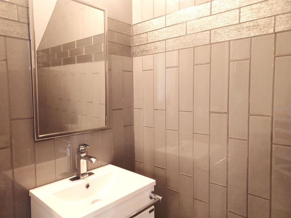 Stylish, fully tiled guest bathroom