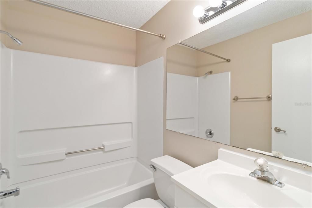 For Sale: $185,000 (2 beds, 2 baths, 876 Square Feet)