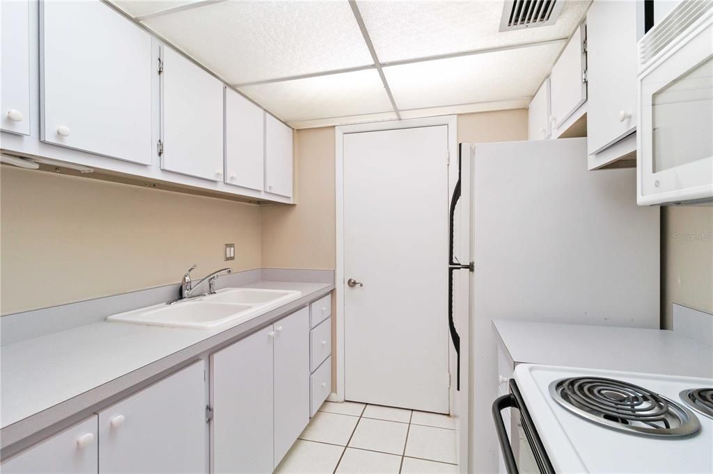 For Sale: $185,000 (2 beds, 2 baths, 876 Square Feet)