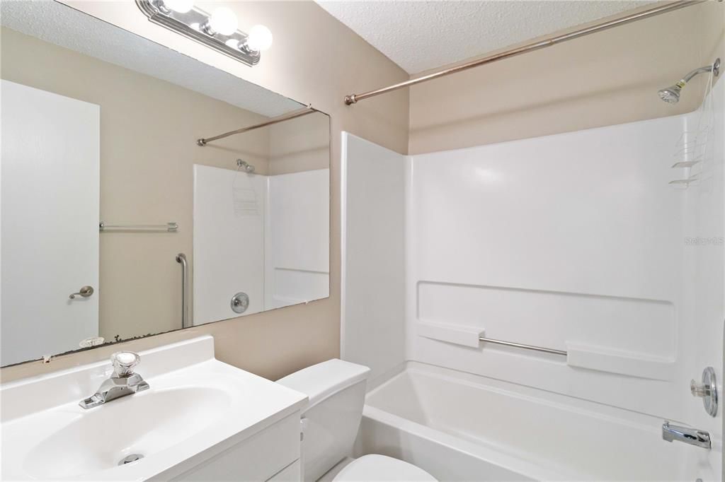 For Sale: $185,000 (2 beds, 2 baths, 876 Square Feet)