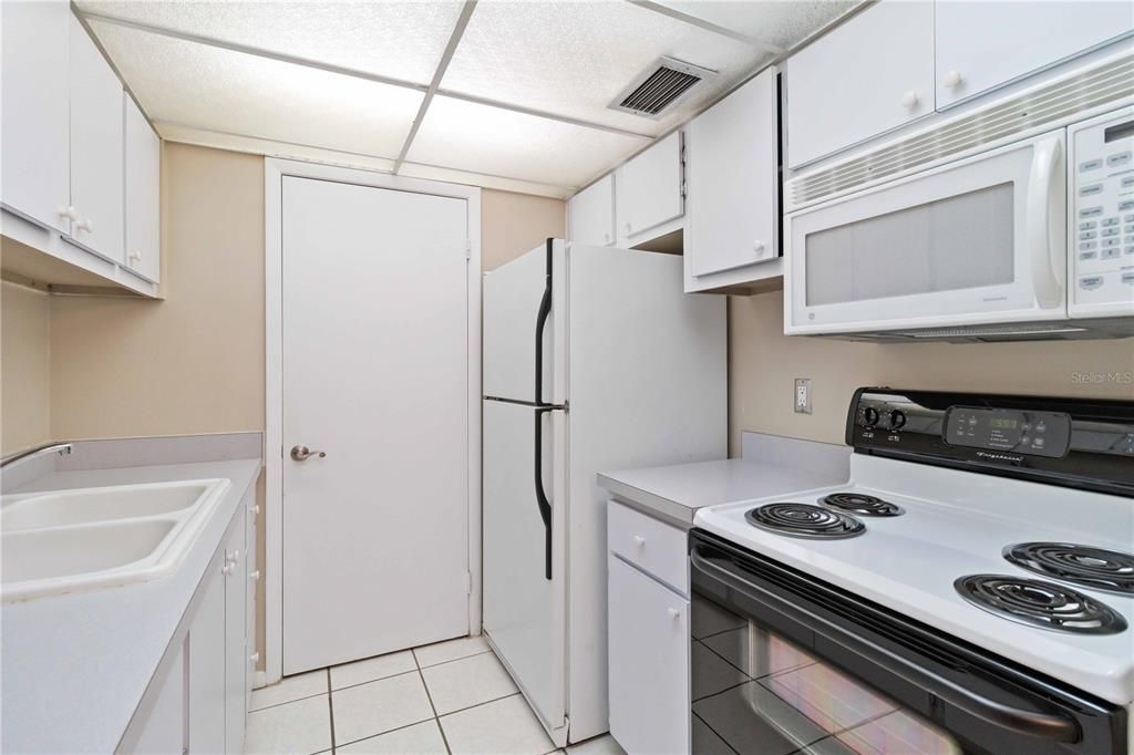 For Sale: $185,000 (2 beds, 2 baths, 876 Square Feet)