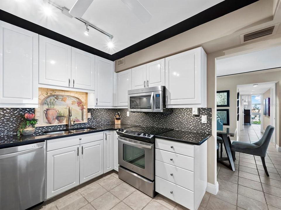 For Sale: $799,000 (2 beds, 2 baths, 1235 Square Feet)