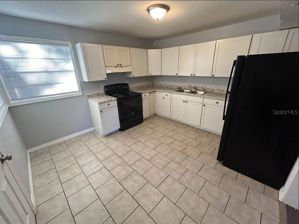 For Rent: $1,225 (3 beds, 1 baths, 907 Square Feet)