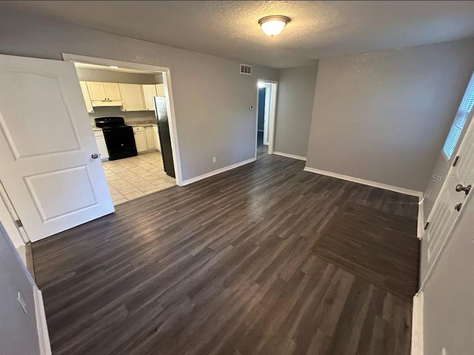 For Rent: $1,225 (3 beds, 1 baths, 907 Square Feet)