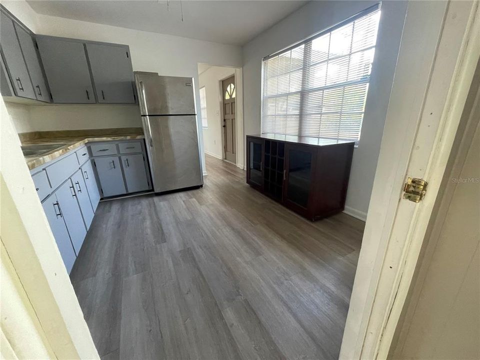 For Sale: $230,000 (3 beds, 1 baths, 969 Square Feet)