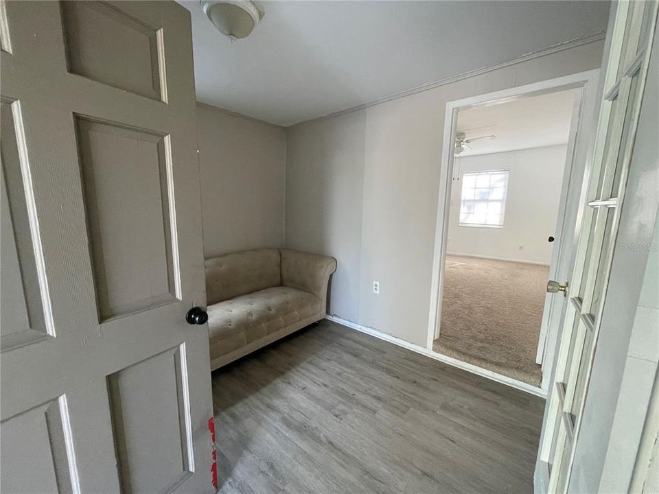 For Sale: $230,000 (3 beds, 1 baths, 969 Square Feet)