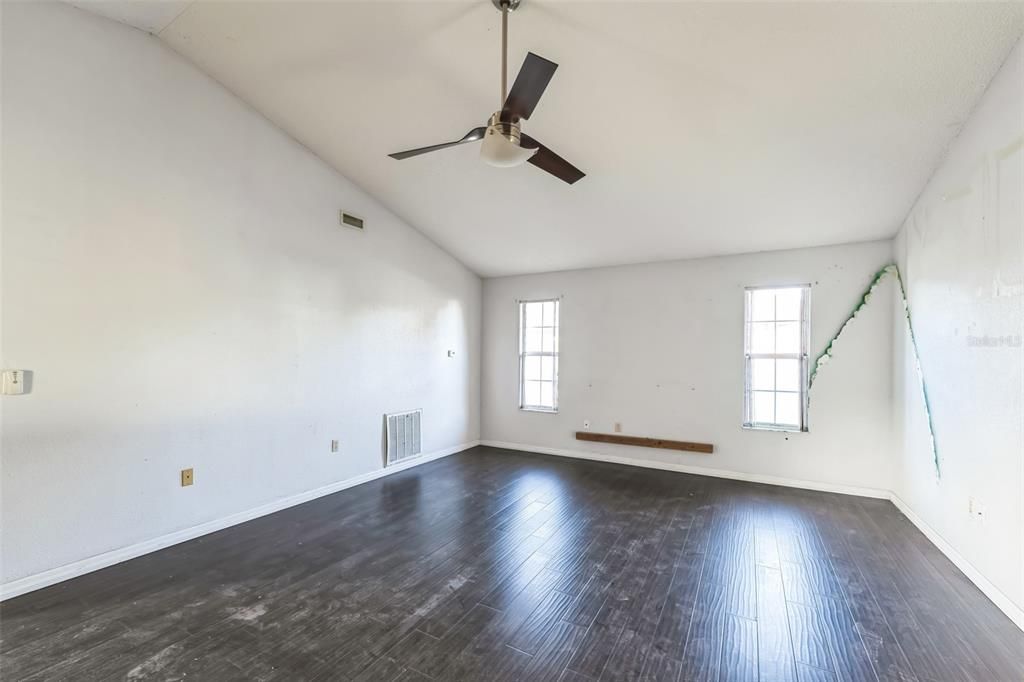 合同活跃: $244,999 (3 贝兹, 2 浴室, 1618 平方英尺)