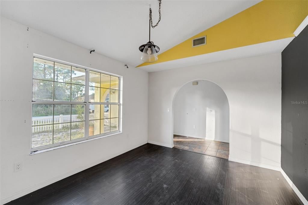 合同活跃: $244,999 (3 贝兹, 2 浴室, 1618 平方英尺)