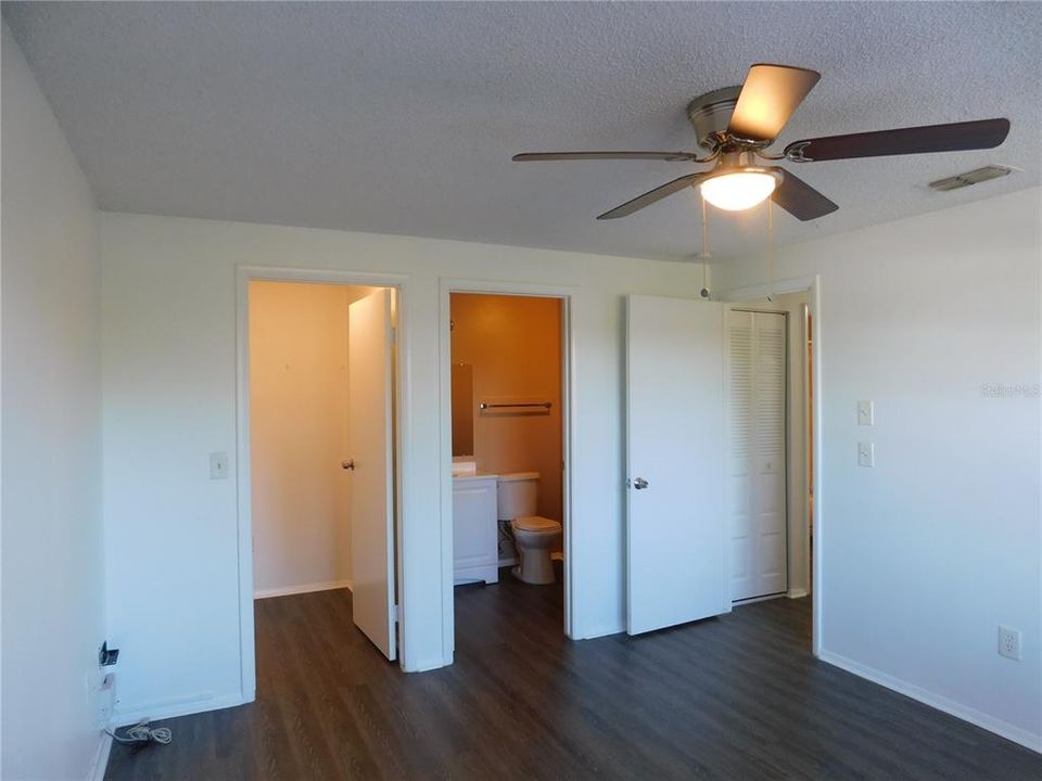 For Sale: $184,900 (2 beds, 2 baths, 915 Square Feet)