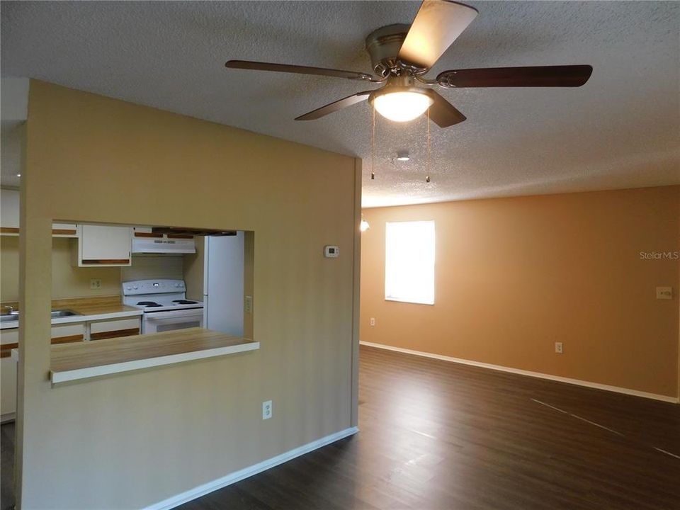 For Sale: $184,900 (2 beds, 2 baths, 915 Square Feet)