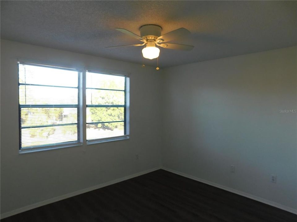 For Sale: $184,900 (2 beds, 2 baths, 915 Square Feet)