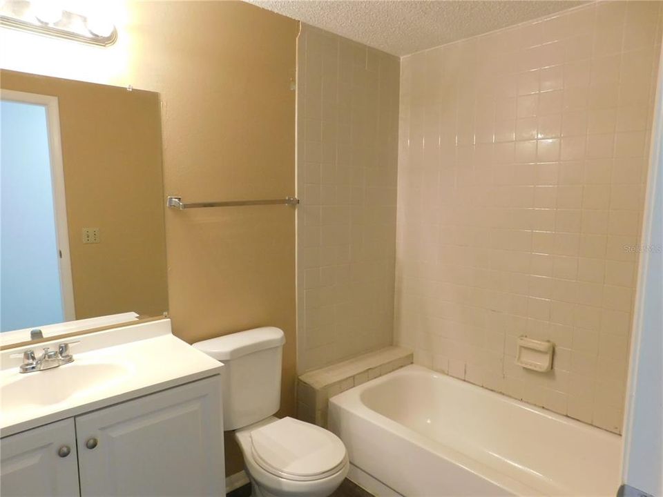 For Sale: $184,900 (2 beds, 2 baths, 915 Square Feet)