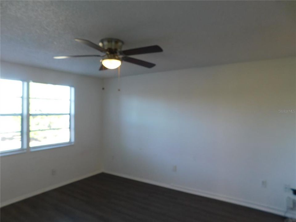 For Sale: $184,900 (2 beds, 2 baths, 915 Square Feet)