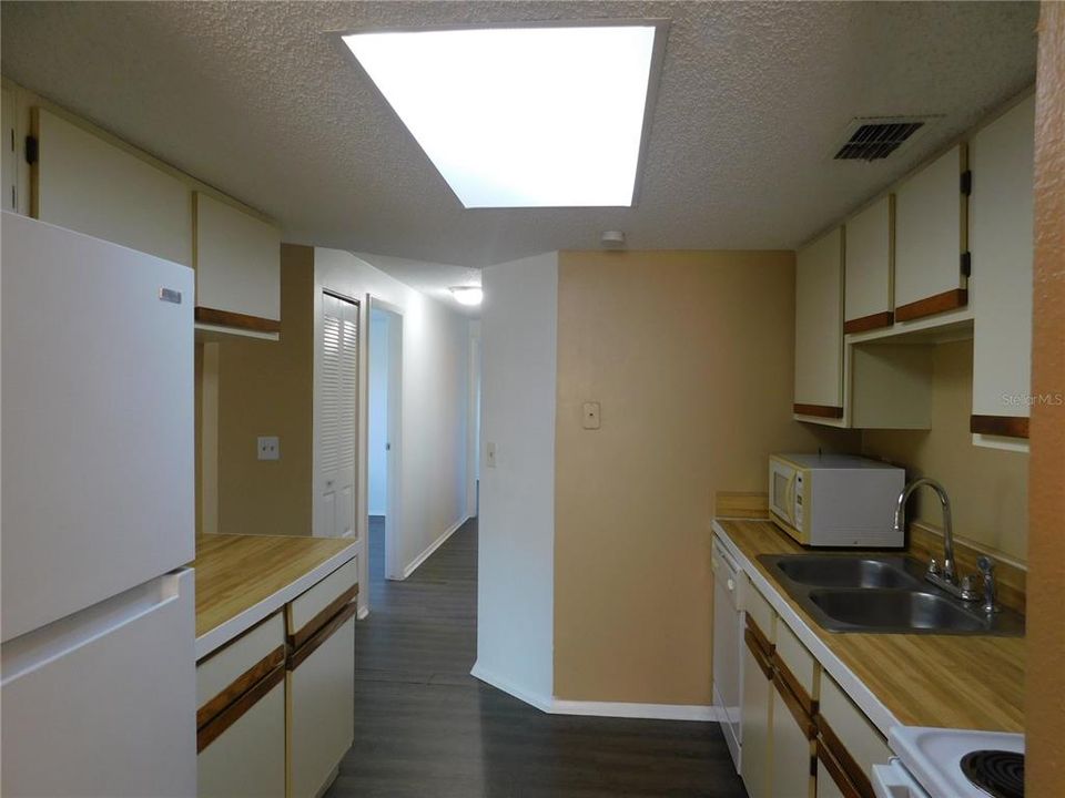 For Sale: $184,900 (2 beds, 2 baths, 915 Square Feet)