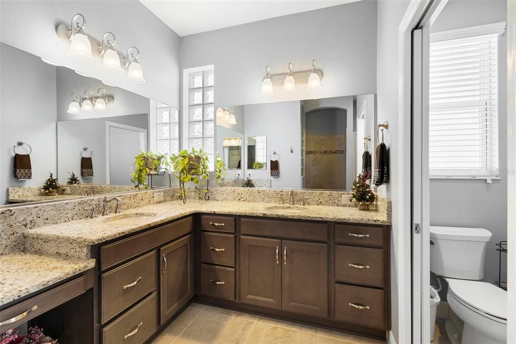 Double Vanity, separate toilet room