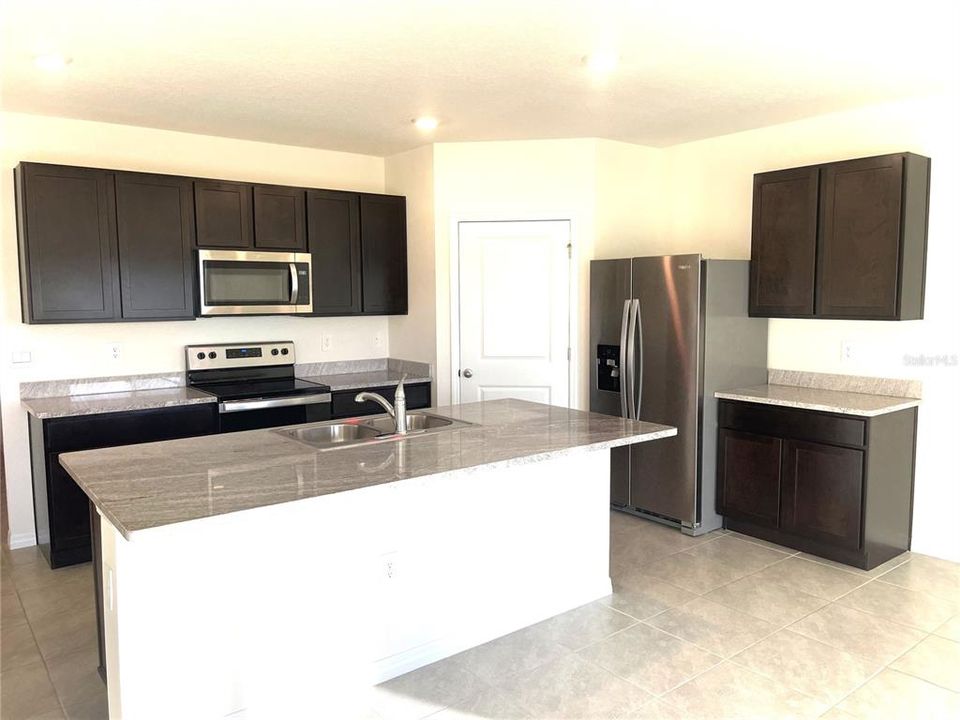 For Rent: $2,895 (4 beds, 2 baths, 1828 Square Feet)