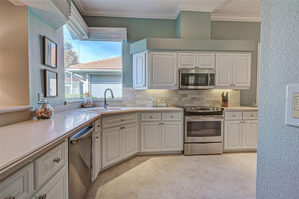 Bright and well laid out kitchen is sure to please the cook in the family - stainless steel appliances and plenty of storage and prep space.