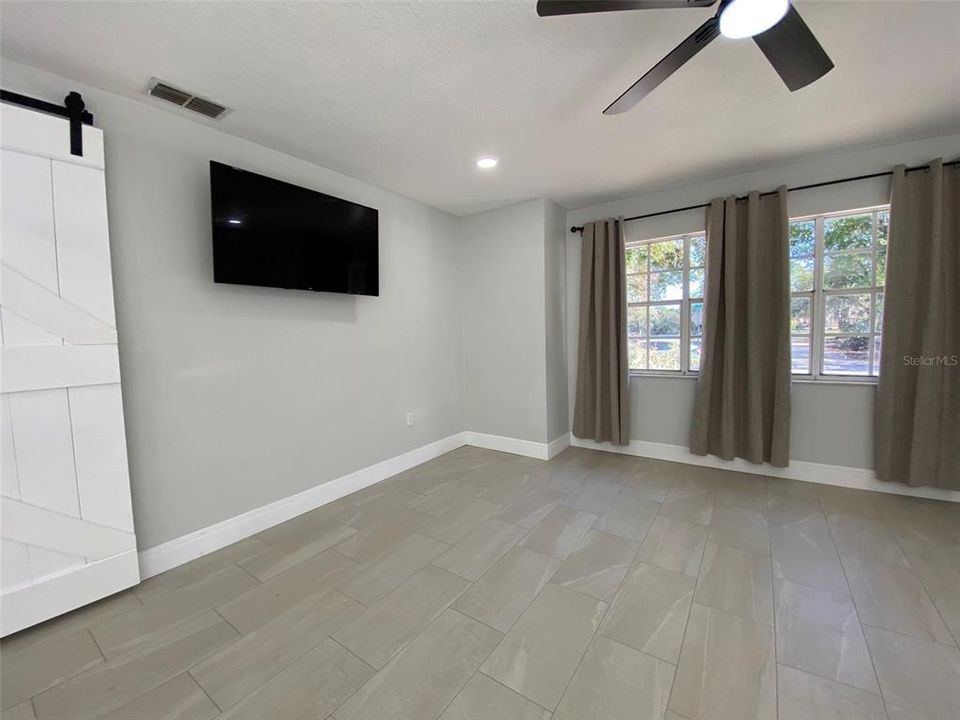 Living Room w/ wall mount and TV