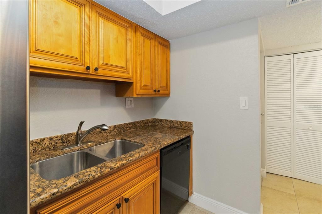 For Rent: $1,500 (2 beds, 2 baths, 976 Square Feet)