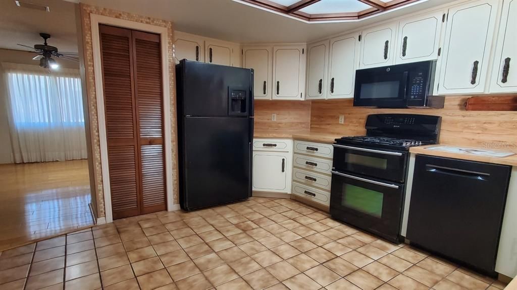 En Venta: $545,000 (3 camas, 2 baños, 2026 Pies cuadrados)