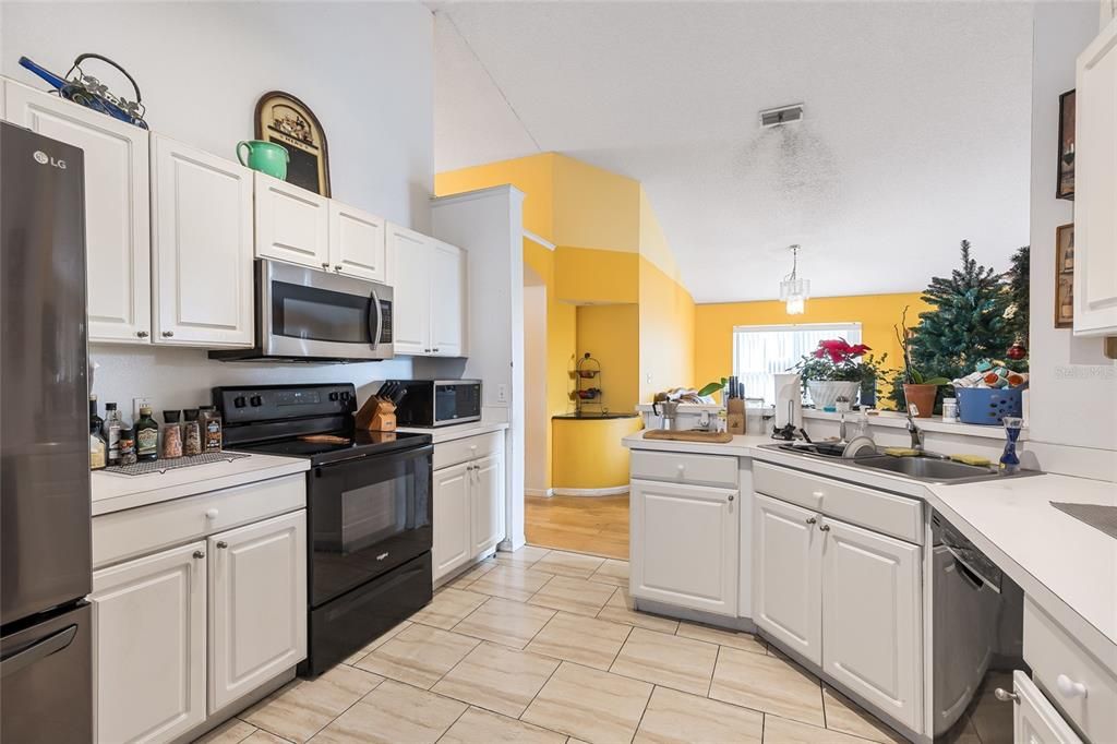 For Sale: $400,000 (4 beds, 2 baths, 1802 Square Feet)