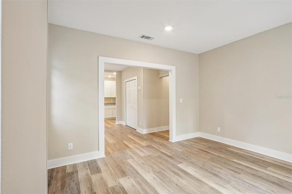 For Sale: $229,990 (2 beds, 1 baths, 947 Square Feet)