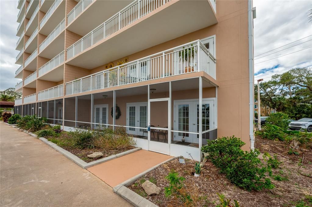 Large, private screened lanai