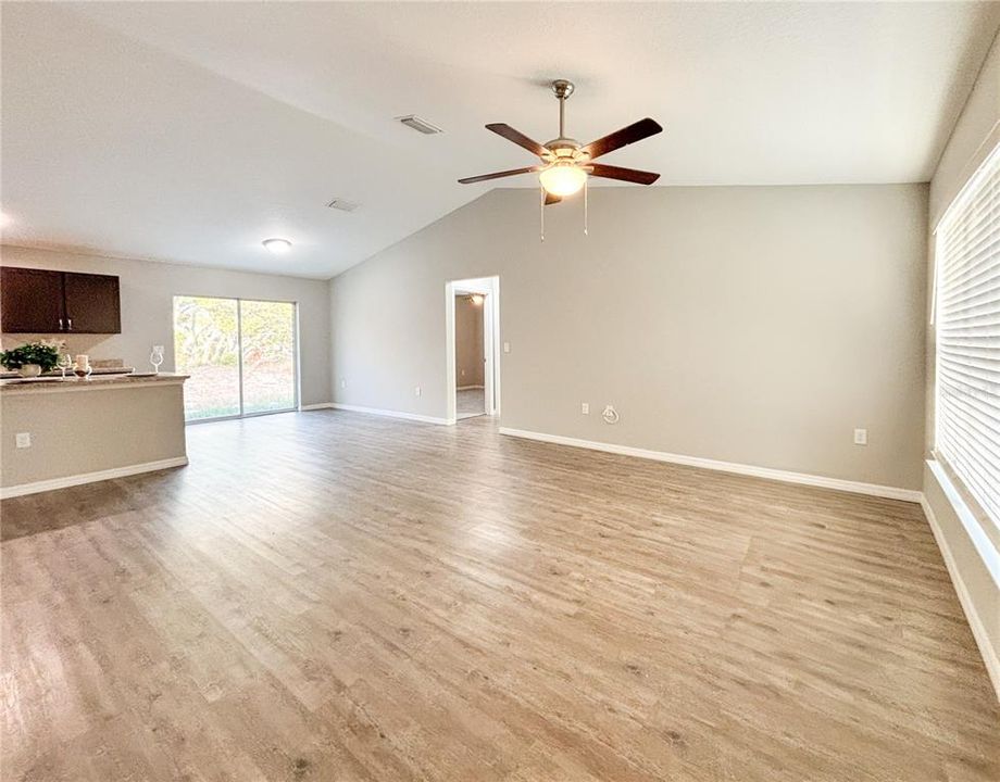 For Sale: $249,900 (3 beds, 2 baths, 1400 Square Feet)