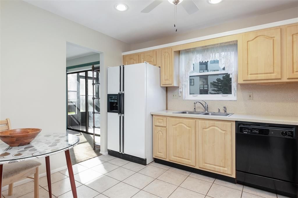 For Sale: $250,000 (2 beds, 2 baths, 1365 Square Feet)