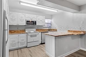 For Sale: $109,900 (1 beds, 1 baths, 876 Square Feet)