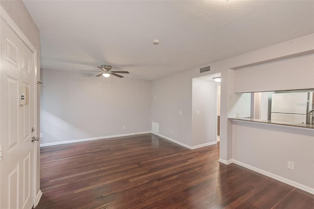 For Sale: $204,900 (2 beds, 1 baths, 884 Square Feet)