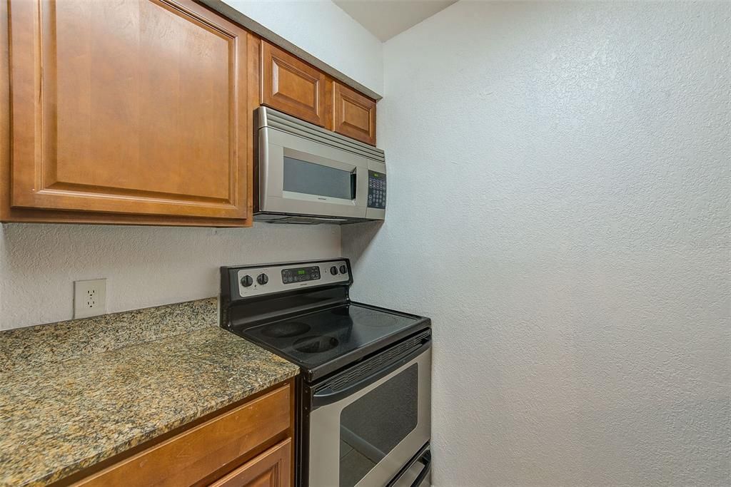 For Sale: $204,900 (2 beds, 1 baths, 884 Square Feet)