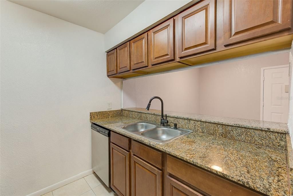 For Sale: $204,900 (2 beds, 1 baths, 884 Square Feet)