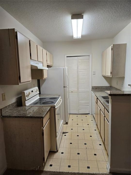 For Sale: $185,000 (2 beds, 2 baths, 996 Square Feet)