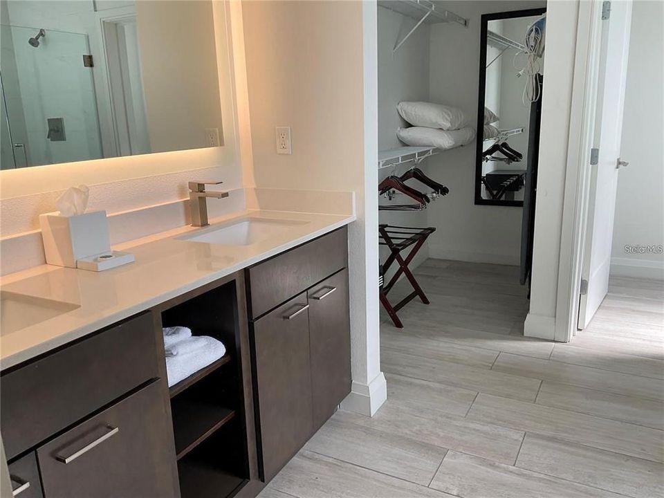 Principal suite bathroom