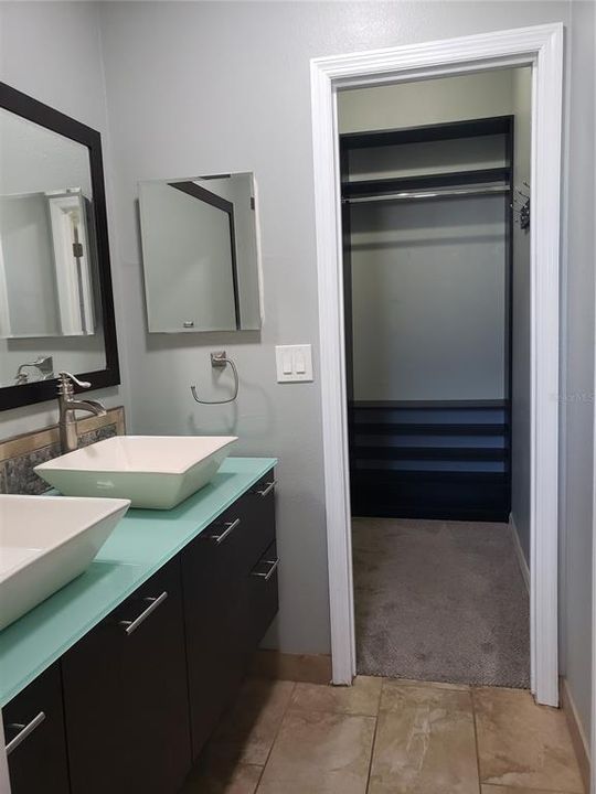 Primary bathroom w/ custom closing